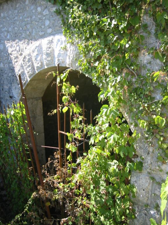 Au lieudit le Grand Bel-Air, garage à bateau daté de 1906.