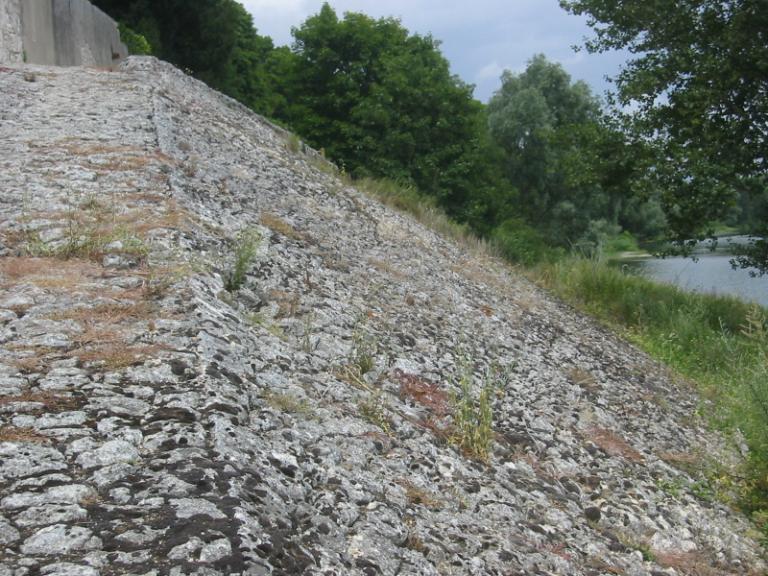 Le pavage de la cale et le perré bas , vue prise vers l'amont.