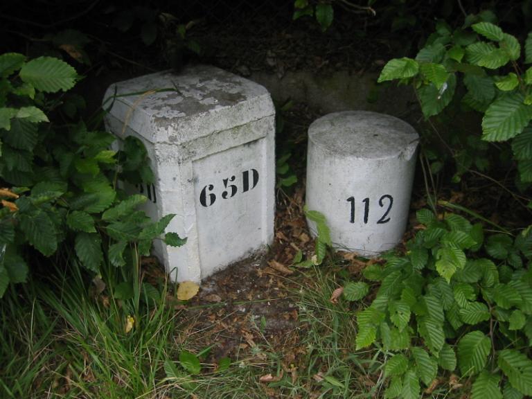 Bornes situées aux abords de la cale abreuvoir simple de la Grande Mouche.