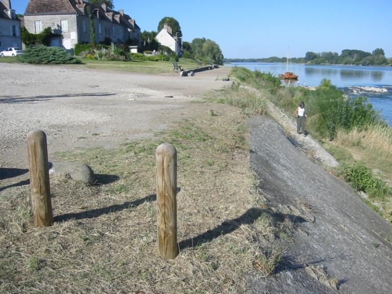 Cale dite cale en tablier à quai incliné (port de Meung)