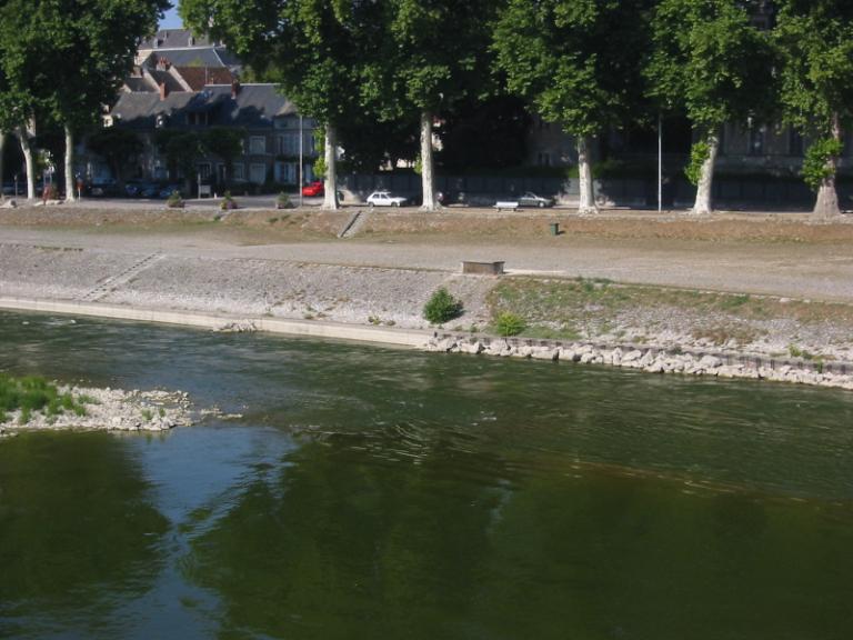 Cale dite cale en tablier à quai incliné (port de Beaugency)
