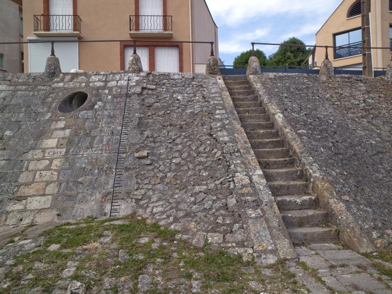 En amont du pont, échelle de crues et escalier.