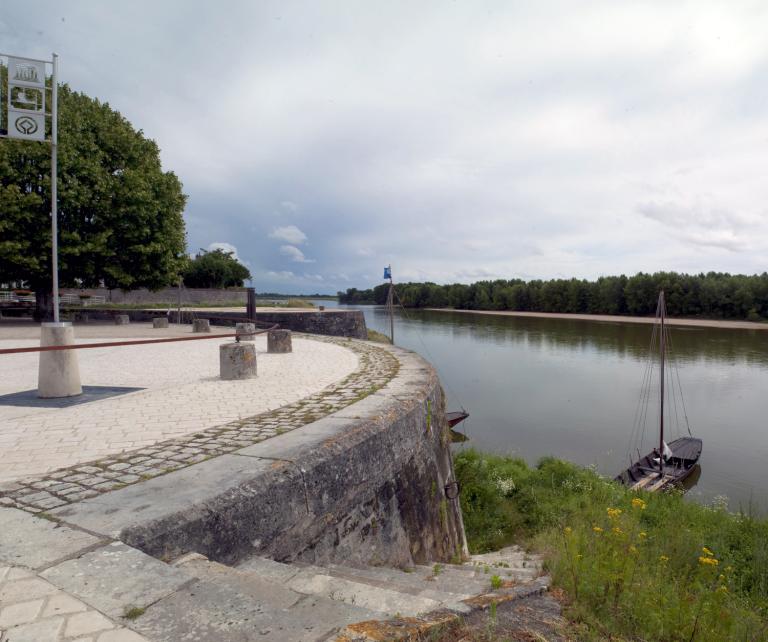 Embouchure du canal d'Orléans dans la Loire. Vue prise vers l'aval.