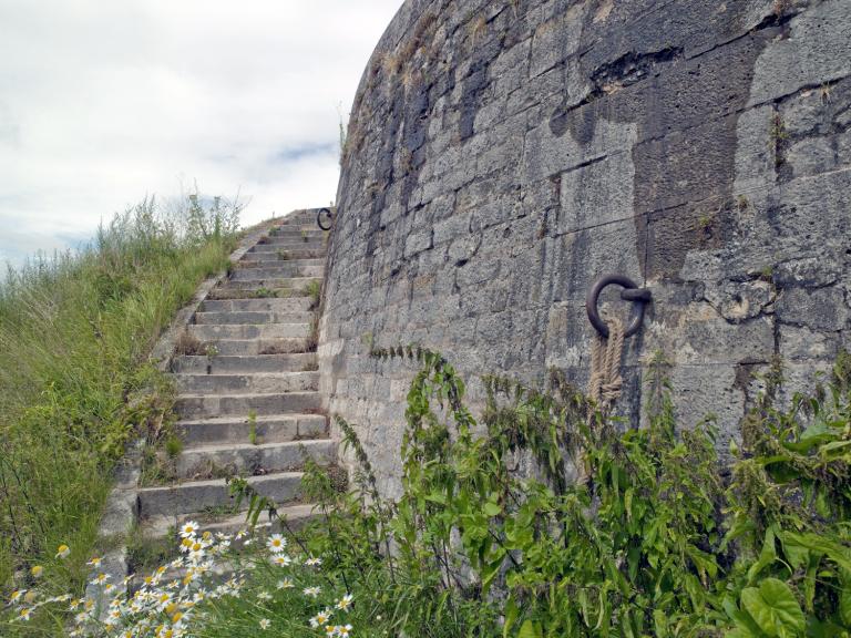 Escalier tournant autour de l'une des deux môles en maçonnerie à l'entrée du canal d'Orléans.