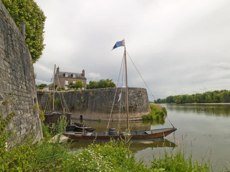 Embouchure du canal d'Orléans dans la Loire.