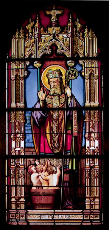 Dans l'église paroissiale, vitrail du choeur représentant Saint Nicolas réalisé par l'atelier Lobin de Tours en 1869.