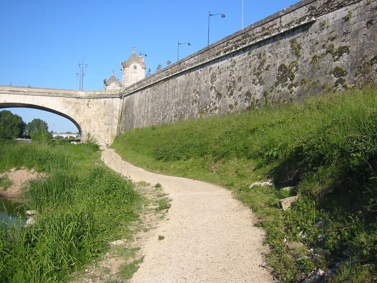 Mur de quai situé en aval du pont Royal, rive gauche. Vue prise vers l'amont.