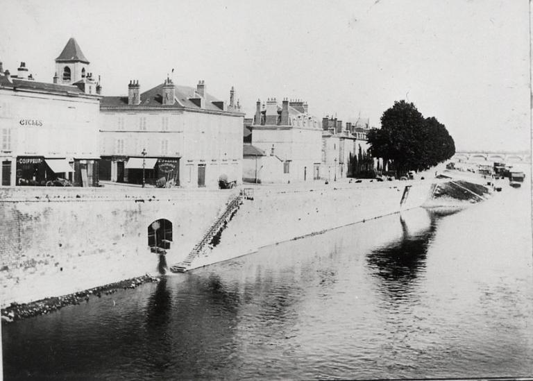 Le quai du Châtelet, photographie de 1902 prise depuis le pont Royal. (archives municipales d'Orléans, 3 Fi 40).