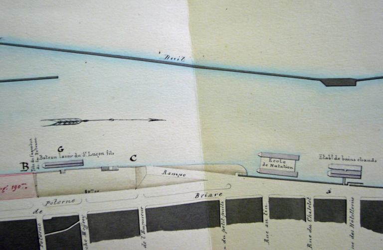 Remaniement des glacis du quai d'Orléans en amont de la rue de la Poterne. Plan de l'ingénieur Sainjon, 12 avril 1865. Détail sur la cale du Petit Puits. (archives départementales du Loiret, Liasse 30942).