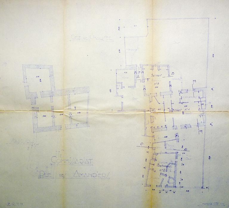 Relevé de l'ancien commissariat : plans du sous-sol et du rez-de-chaussée, 19 octobre 1944. Par Amalric, L. (architecte).(archives municipales de Tours, 1 M 26).
