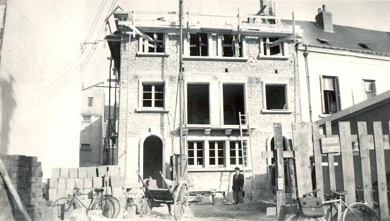 Construction du gros-oeuvre : vue de la façade principale depuis la rue, 1952. (archives municipales de Tours, 101 Fi 5.37).