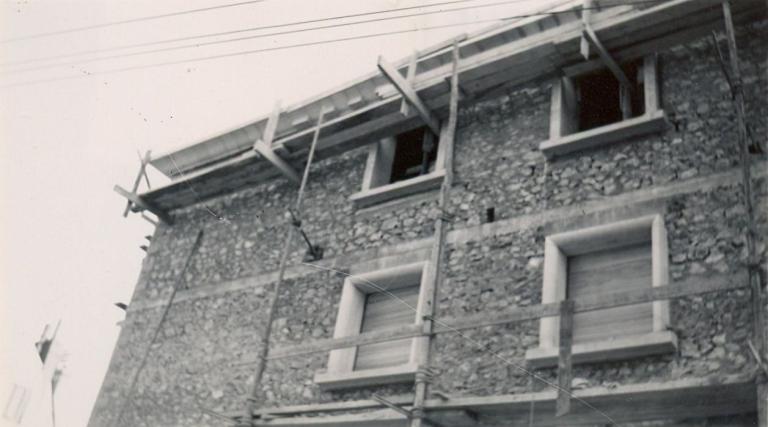 Construction du gros-oeuvre : détail de la façade latérale, 1952. (archives municipales de Tours, 101 Fi 5.28).