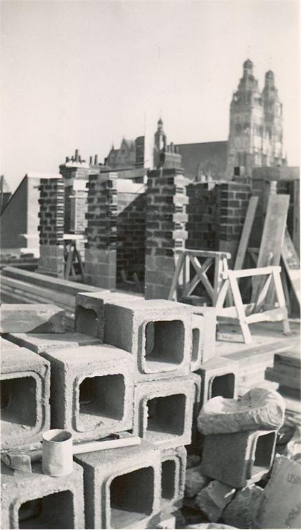 Construction du gros-oeuvre, 1952. (archives municipales de Tours, 101 Fi 5.31).