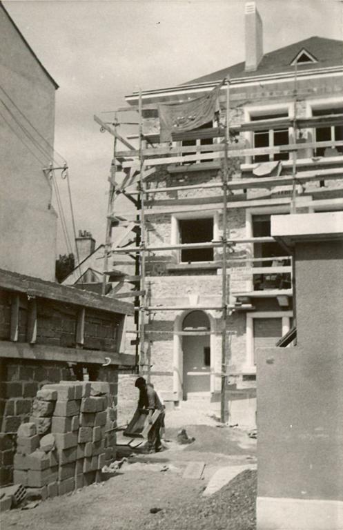Achèvement du gros-oeuvre : vue de la façade principale depuis la rue, 1952. (archives municipales de Tours, 101 Fi 5.38).