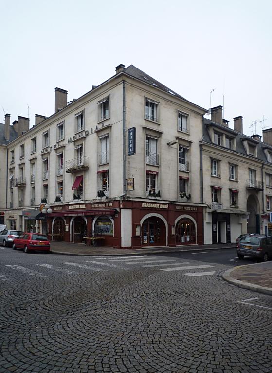 Vue générale depuis la place. ; Hôtel Mondial et brasserie Buré à l'angle nord-ouest de la place. ; L'hôtel Mondial et la brasserie Buré à l'angle de la place de la Résistance et de la rue des Fusillés.