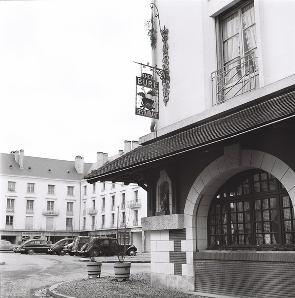 La brasserie Buré, à l'angle de la rue des Fusillés et de la place de la Résistance, 1952. (archives municipales de Tours, Fonds Jacques et Thierry Germain, 114 Fi 189).