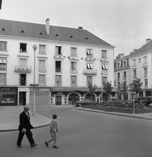 Façade principale de l'hôtel et de la brasserie, place de la Résistance, 1954. (ministère de l'écologie, du développement durable, des transports et du logement, Fonds M.R.U., cliché n°20378). ; L'hôtel Mondial et la brasserie Buré place de la Résistance, 1954. (ministère de l'écologie, du développement durable, des transports et du logement, Fonds M.R.U., cliché n°20378).