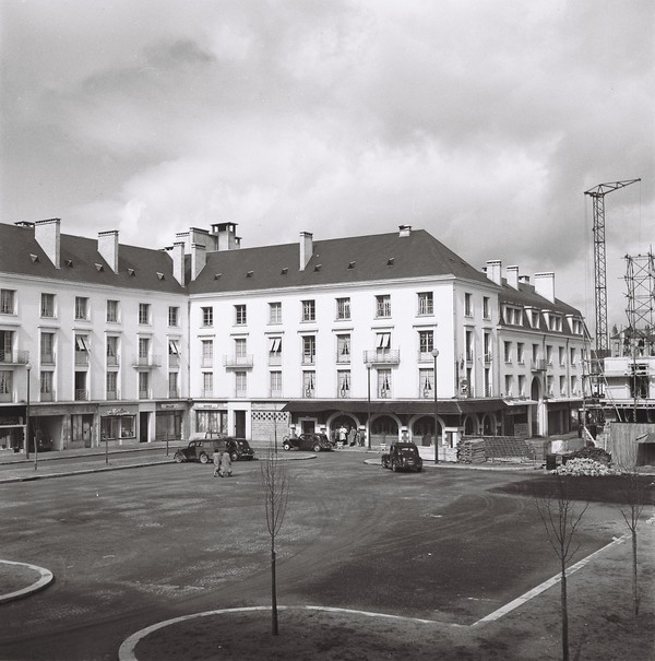 Vue générale de l'îlot D, place de la Résistance, 1952. (archives municipales de Tours, Fonds Jacques et Thierry Germain, 114 Fi 189). ; Vue des façades de l'îlot D sur la place et la rue des Fusillés, 1952. (archives municipales de Tours, Fonds Jacques et Thierry Germain, 114 Fi 189). ; Façades donnant sur la place de la Résistance, 1952. (archives municipales de Tours, Fonds Jacques et Thierry Germain, 114 Fi 189).