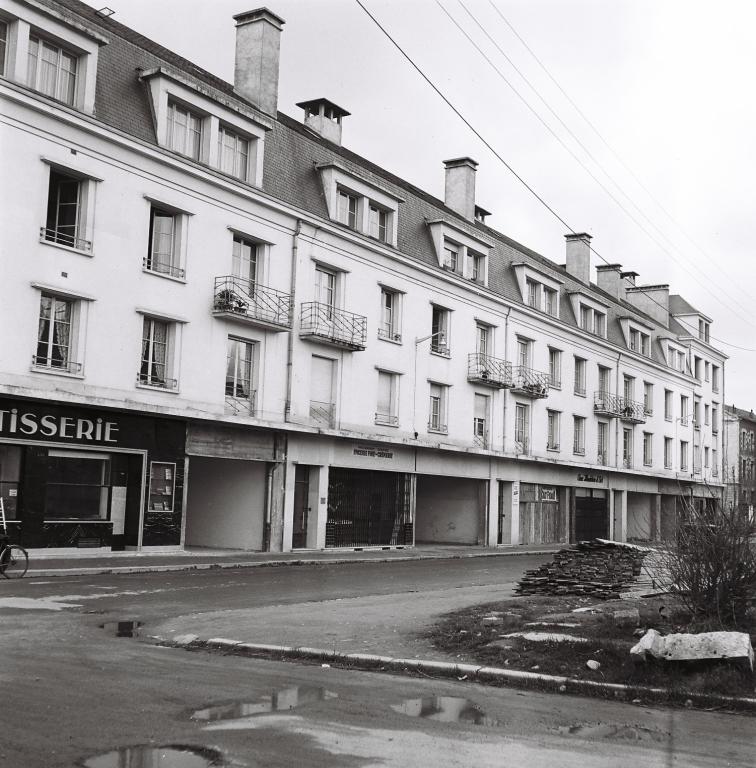 Vue des façades rue du Commerce, mars 1952. (archives municipales de Tours, Fonds Jacques et Thierry Germain, 114 Fi 189). ; Façades donnant sur la rue du Commerce, 1952. (archives municipales de Tours, Fonds Jacques et Thierry Germain, 114 Fi 189).