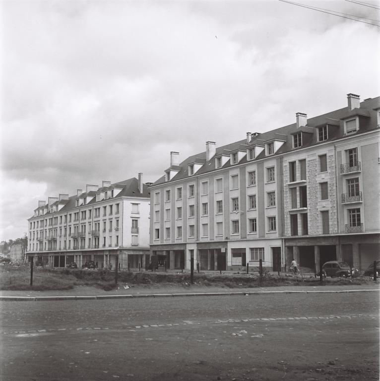 Vue des façades des îlots D et L donnant sur la rue Marceau, 1952. (archives municipales de Tours, Fonds Jacques et Thierry Germain, 114 Fi 189). ; Façades des îlots D et L donnant sur la rue Marceau (à droite, l'immeuble en cours d'achèvement), 1952. (archives municipales de Tours, Fonds Jacques et Thierry Germain, 114 Fi 189). ; Façades des îlots D et L donnant sur la rue Marceau, vues depuis la rue des Halles, 1952. (archives municipales de Tours, Fonds Jacques et Thierry Germain, 114 Fi 189).