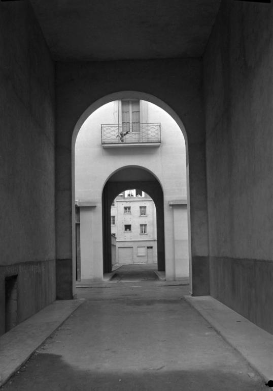 Porche monumental de l'îlot D rue du Maréchal-Foch, vu depuis celui de l'îlot L, 1952. (archives municipales de Tours, Fonds Jacques et Thierry Germain, 114 Fi 189).