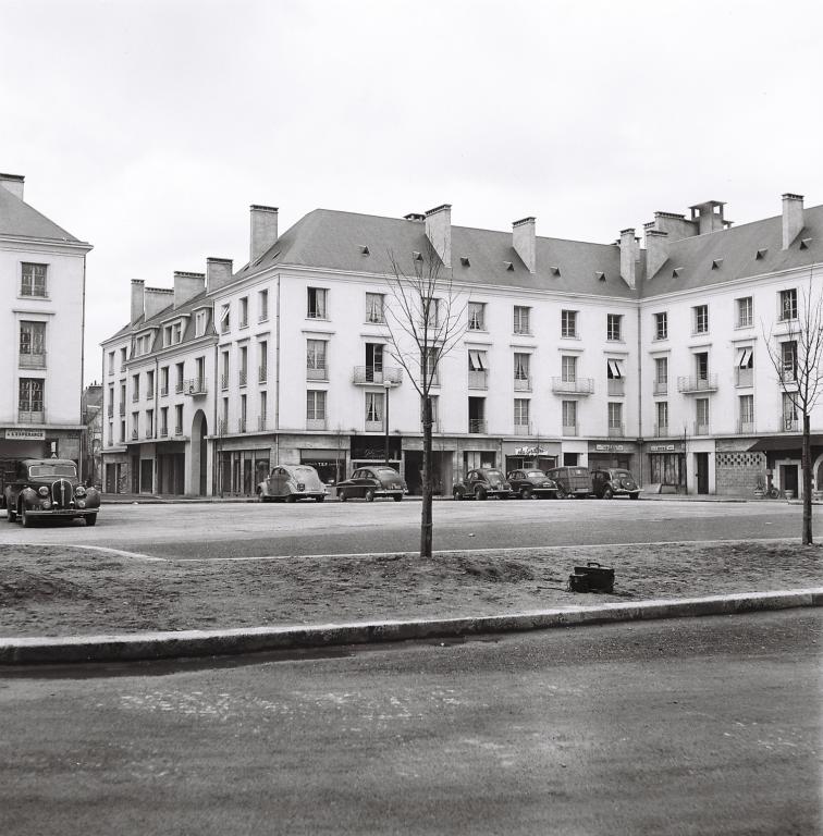 Vue des façades de l'îlot D et de la rue du Maréchal-Foch, 1952. (archives municipales de Tours, Fonds Jacques et Thierry Germain, 114 Fi 189). ; Façades donnant sur la place de la Résistance et la rue du Maréchal-Foch, 1952. (archives municipales de Tours, Fonds Jacques et Thierry Germain, 114 Fi 189).