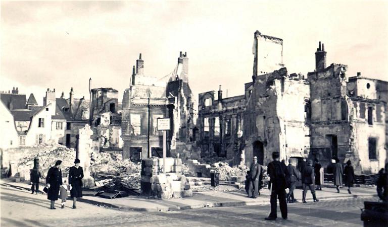 Ruines de l'hôtel de Beaune-Semblançay à l'angle de la rue Colbert et de la rue Nationale, 1940. (archives municipales de Tours, Fonds Emile Leray, 101 Fi 38.21).
