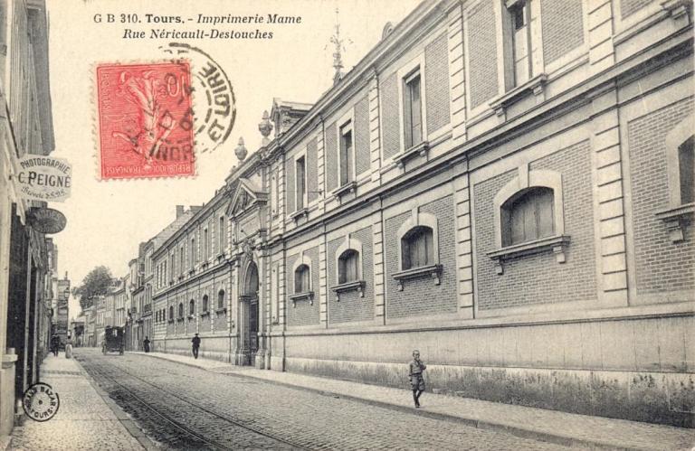 Vue de la façade principale de l'imprimerie Mame rue Néricault-Destouches, début du 20e siècle. (archives municipales de Tours, 11 Fi 13.2260).