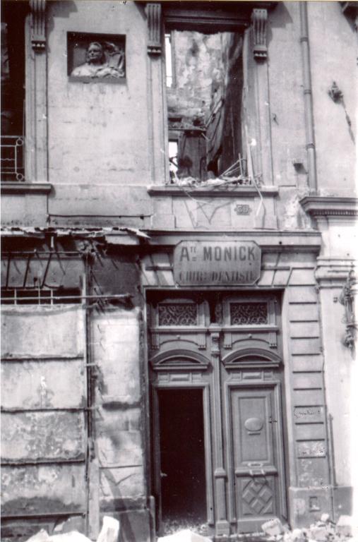 Vue de l'entrée de la maison natale de Balzac, au 39 rue Nationale, après les destructions de juin 1940. (archives municipales de Tours, Fonds Lefranc-Schmutz, 101 Fi 28.1).