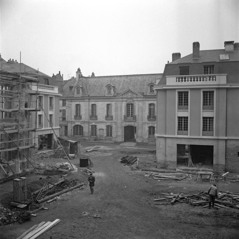 Vue du côté est de l'îlot en construction, passage sur la rue Jules-Favre, [1955]. (archives municipales de Tours, Fonds Jacques et Thierry Germain, 114 Fi 155).