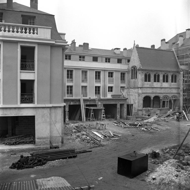 Vue du côté sud de l'îlot en construction, [1955]. (archives municipales de Tours, Fonds Jacques et Thierry Germain, 114 Fi 155).