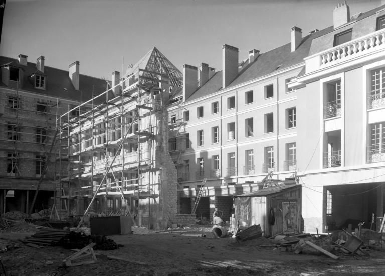 Vue du côté nord de l'îlot en construction, depuis la rue Jules-Favre, [1955]. (archives municipales de Tours, Fonds Jacques et Thierry Germain, 114 Fi 155).