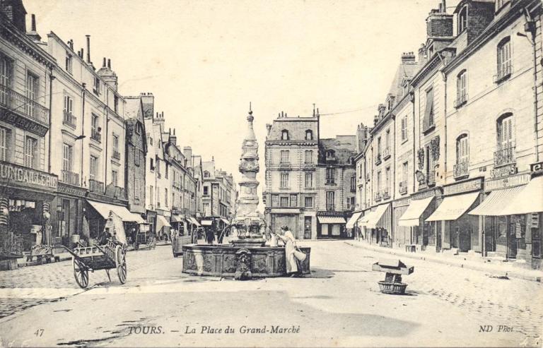 Vue de la fontaine de Beaune-Semblançay installée place du Grand-Marché au début du 20e siècle. (archives municipales de Tours, 11 Fi 4.597).