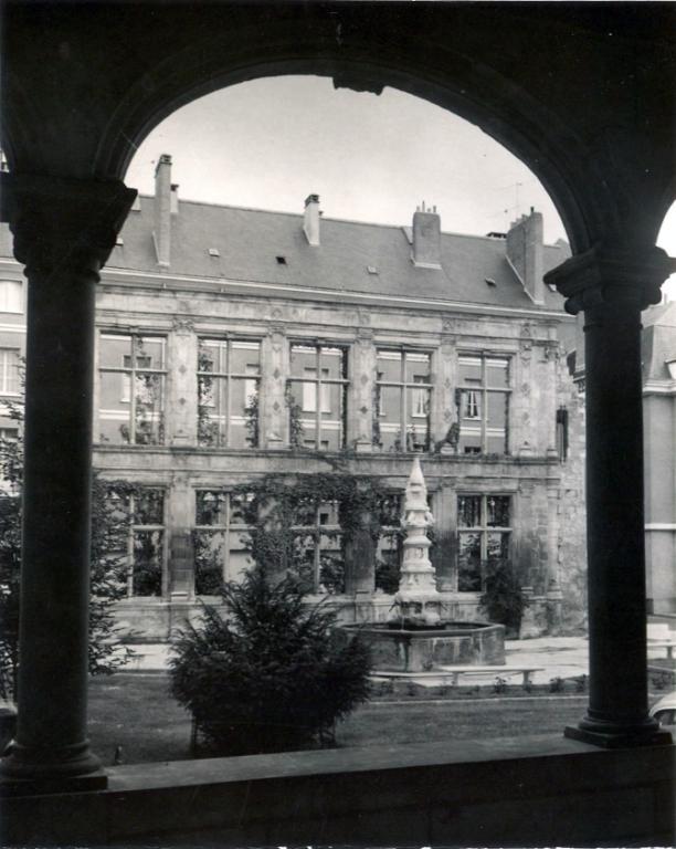 Vue du jardin aménagé depuis la chapelle de Beaune-Semblançay, [196?]. (archives municipales de Tours, Fonds Espoir, 104 Fi 237).