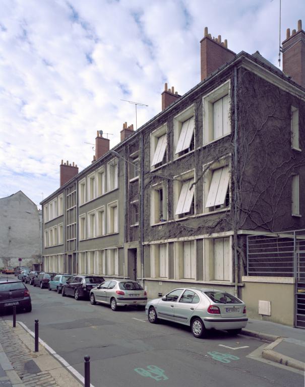 Façades principales de l'ensemble rue des Amandiers. ; Vue générale de l'ensemble de logements rue des Amandiers.