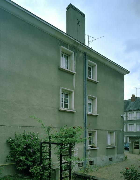 Façade latérale vue depuis le jardin.