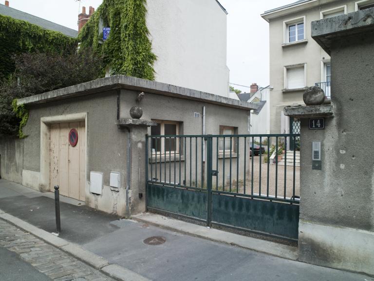 Garage et portail d'entrée vus depuis la rue des Amandiers.