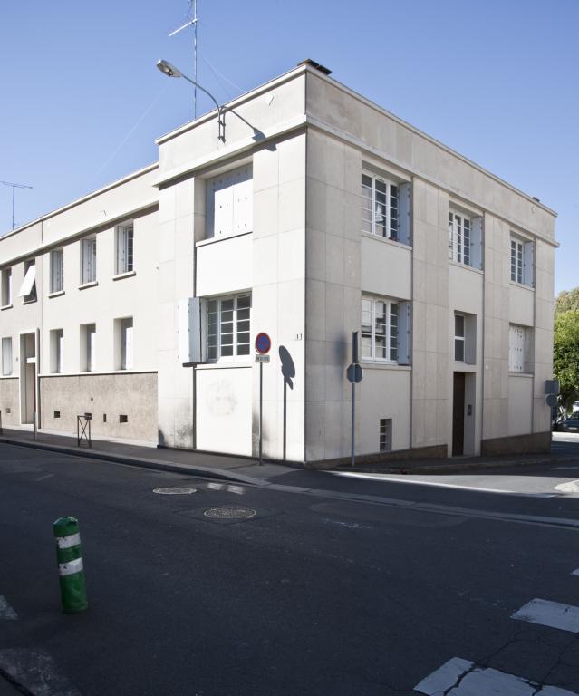 Immeuble d'angle au nord de l'îlot.