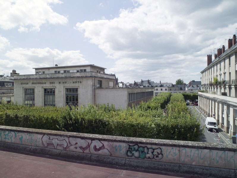 Vue des façades est et nord depuis la terrasse ouest de la rue Nationale (2010).