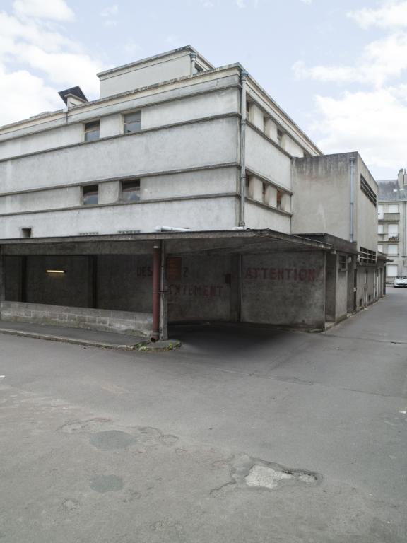 Détail de l'accès au parking souterrain.