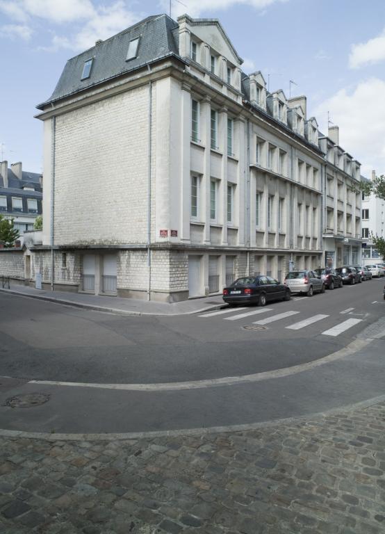 Angle des rues Baleschoux et Richelieu. ; Façades latérale et postérieure vues depuis l'angle des rues Baleschoux et Richelieu. ; Façades rue Richelieu, vues depuis l'angle de la rue Baleschoux.