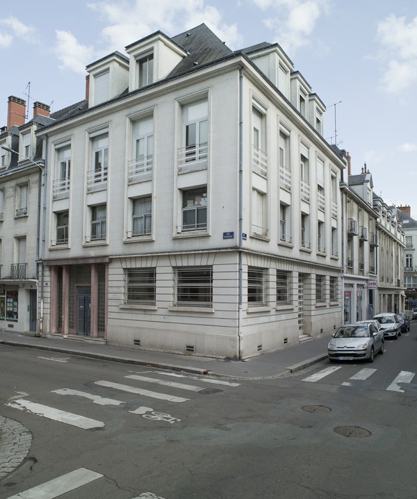 Immeuble à l'angle des rues Richelieu et de Jérusalem. ; Vue générale à l'angle des rues Richelieu et de Jérusalem.