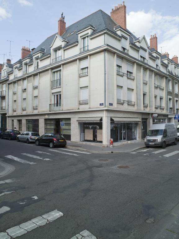 Immeuble à l'angle des rues de Jérusalem et Néricault-Destouches.