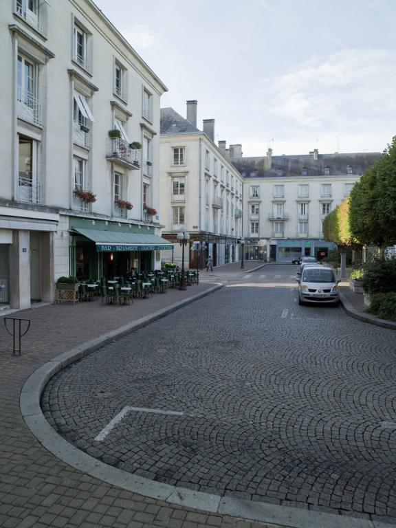 Façades des îlots E et M formant le côté est de la place.