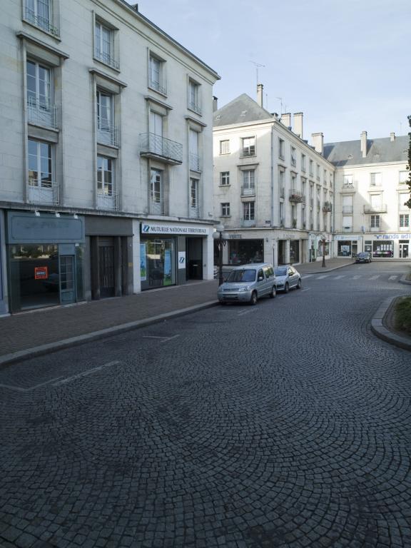 Façades des îlots M et L formant le côté sud de la place.