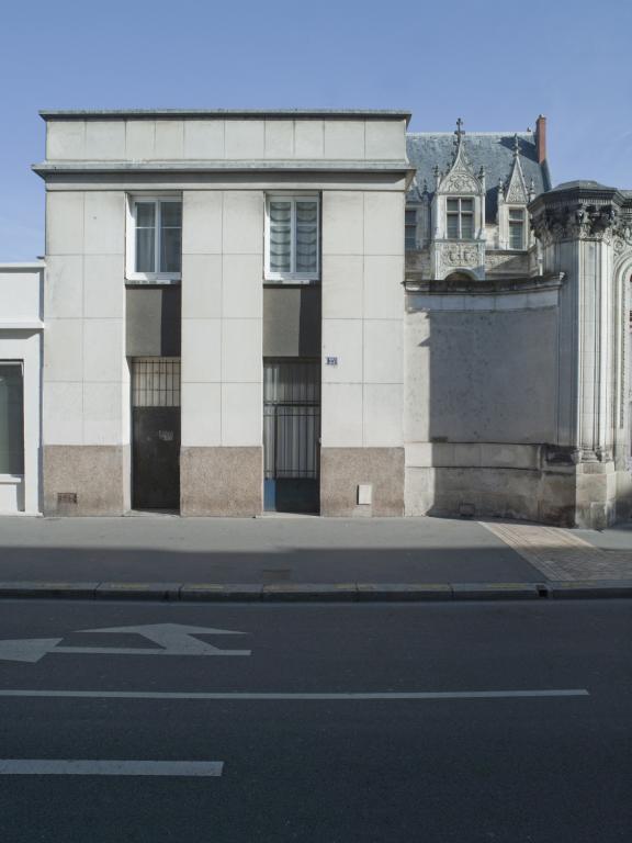 Immeuble reconstruit jouxtant l'hôtel Gouïn.