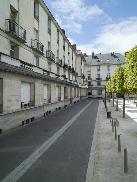 Façades principales du côté est de l'ensemble, vues depuis la place Anatole-France.
