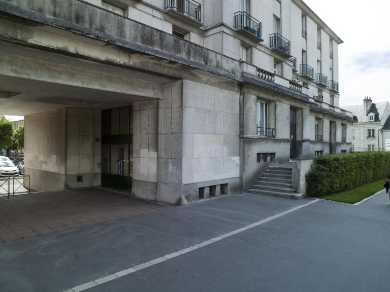 Façades principales du côté ouest de l'ensemble, avec porche monumental.