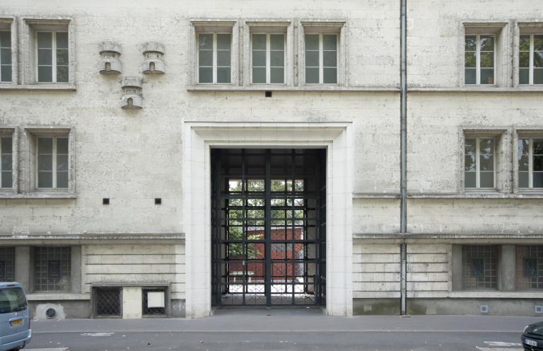Entrée de secours du collège vue depuis le quai.