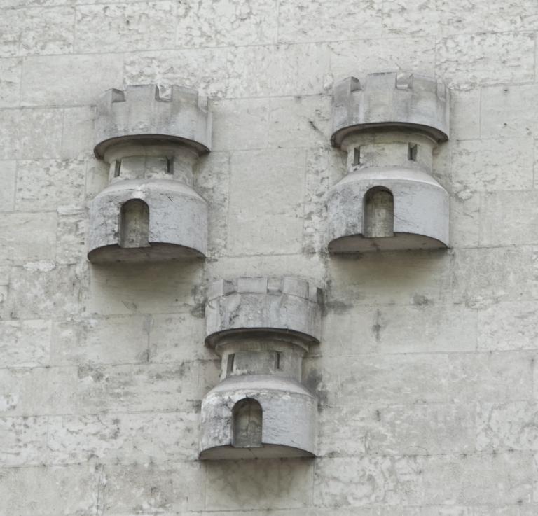 Détail des armoiries de la Ville apposées en façade principale.